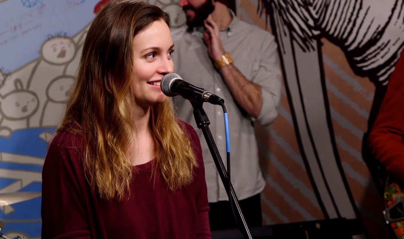 Leighton Meester reprend Lovefool des Cardigans