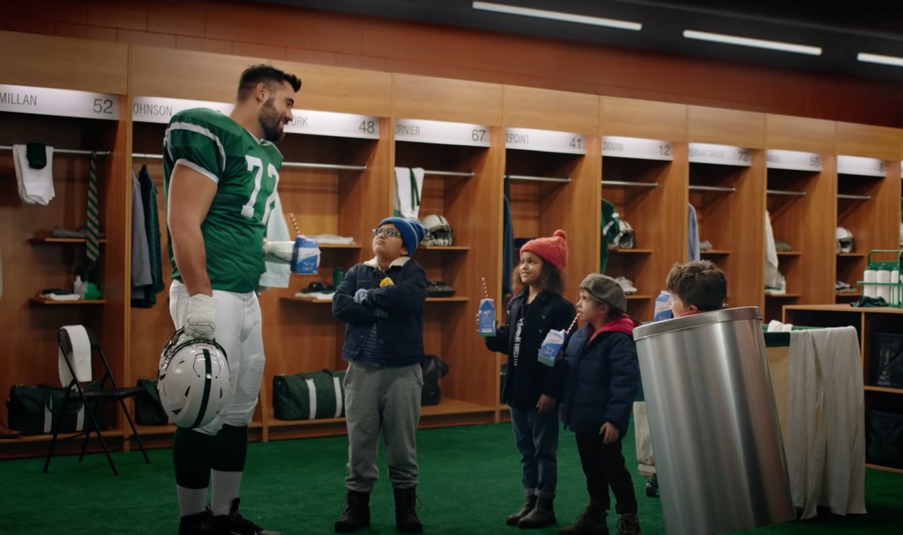 Image de l'article Publicités de Noël : Les enfants du lait confrontent Laurent Duvernay-Tardif