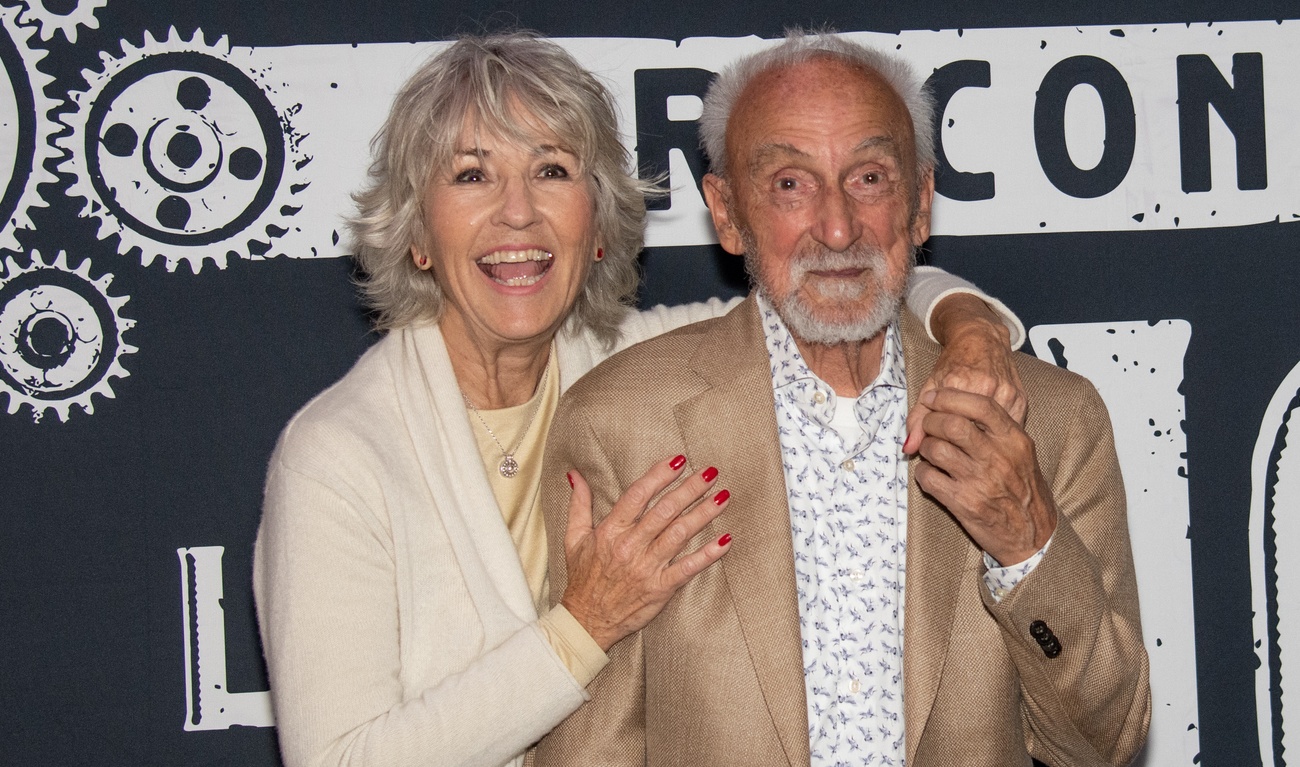 Image de l'article Janette Bertrand et son mari foulent un tapis rouge en l'honneur d'Yvon Deschamps