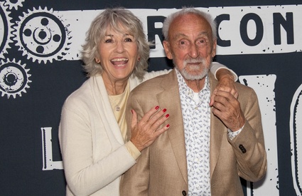 Image de l'article Janette Bertrand et son mari foulent un tapis rouge en l'honneur d'Yvon Deschamps