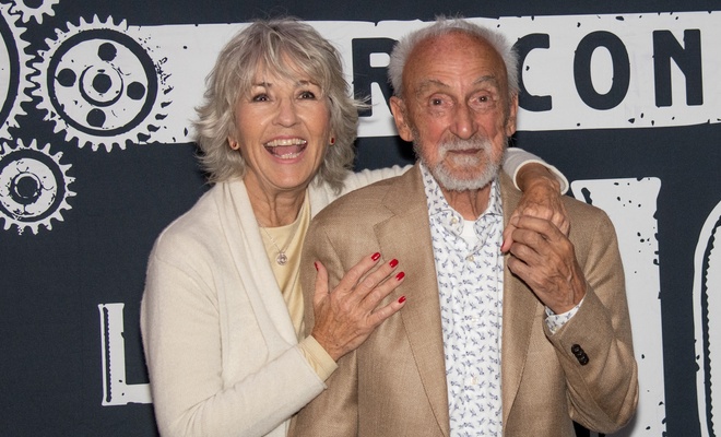 Image de l'article Janette Bertrand et son mari foulent un tapis rouge en l'honneur d'Yvon Deschamps