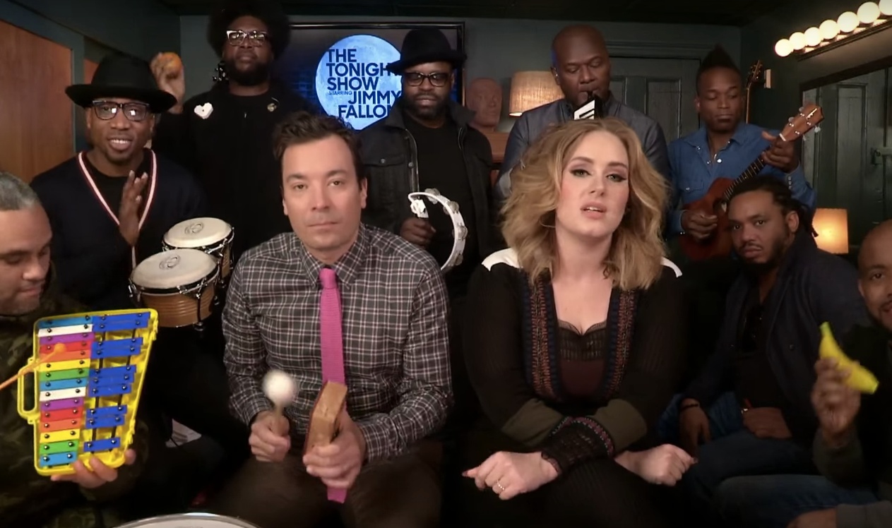 Adele chante Hello avec Jimmy Fallon, The Roots et des instruments d'enfants