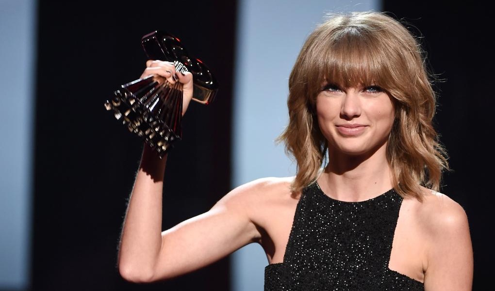Taylor Swift brille au iHeartRadio Music Awards 2015