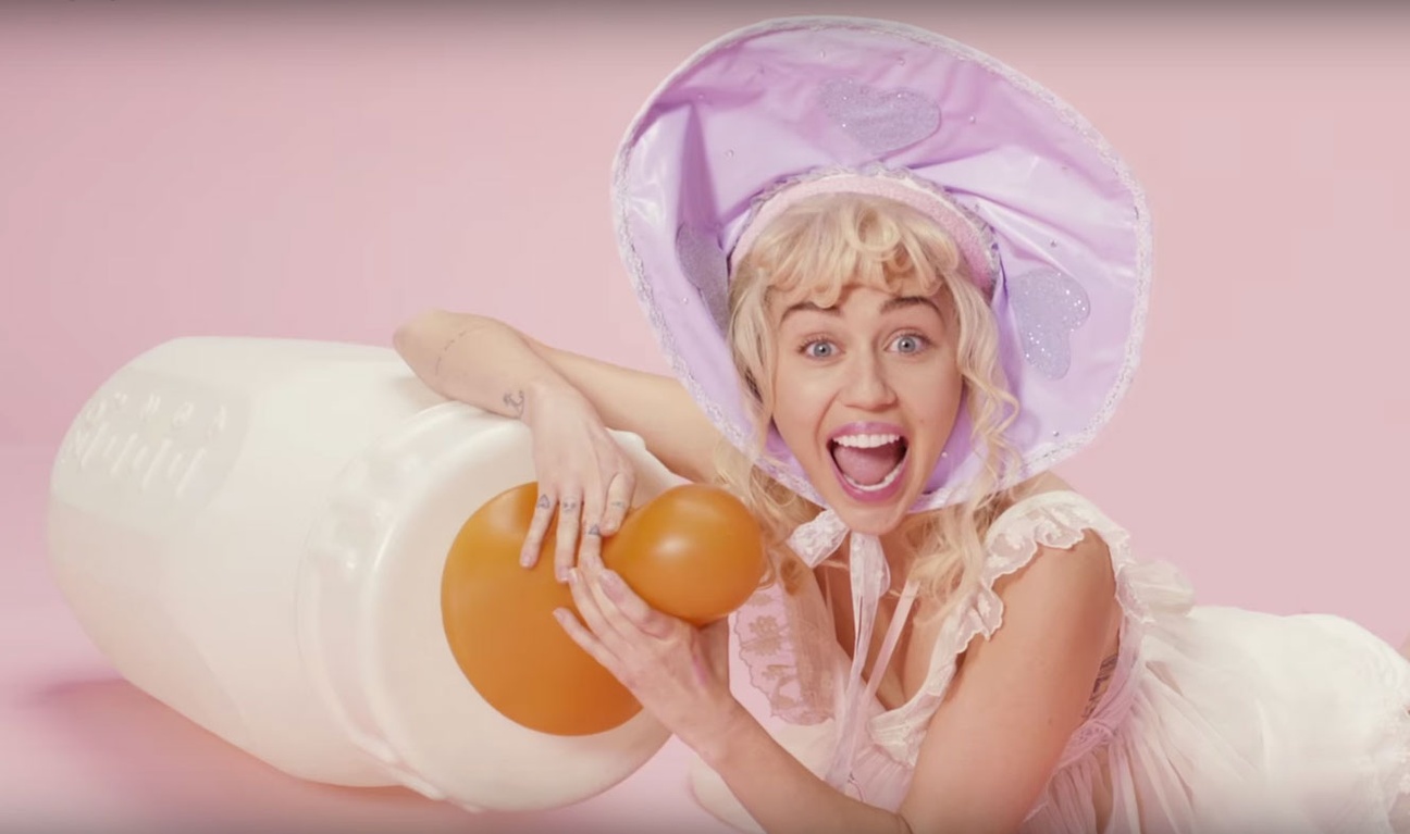 Miley Cyrus surpasse les limites de la bizarrerie dans son nouveau vidéoclip