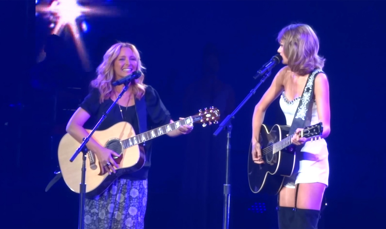 Taylor Swift et Lisa Kudrow font un duo sur Smelly Cat